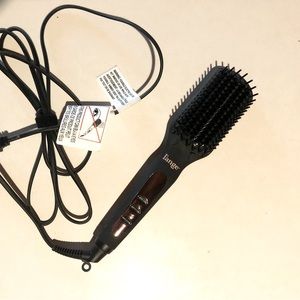 L’ange Levite straightening brush.